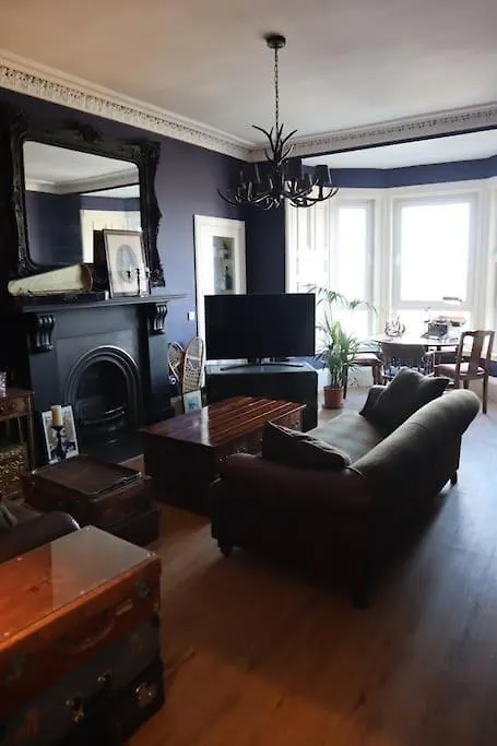 Stylish Victorian Apartment For Two In Edinburgh