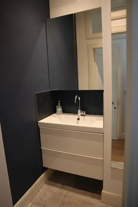 Stylish Victorian Apartment For Two In Edinburgh 0*,