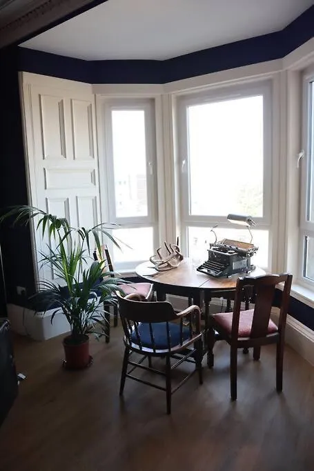Stylish Victorian Apartment For Two In Edinburgh