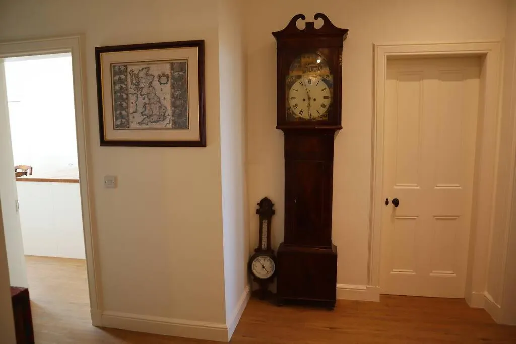 Stylish Victorian Apartment For Two In Edinburgh