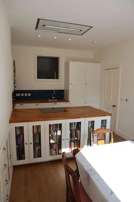 Stylish Victorian Apartment For Two In Edinburgh