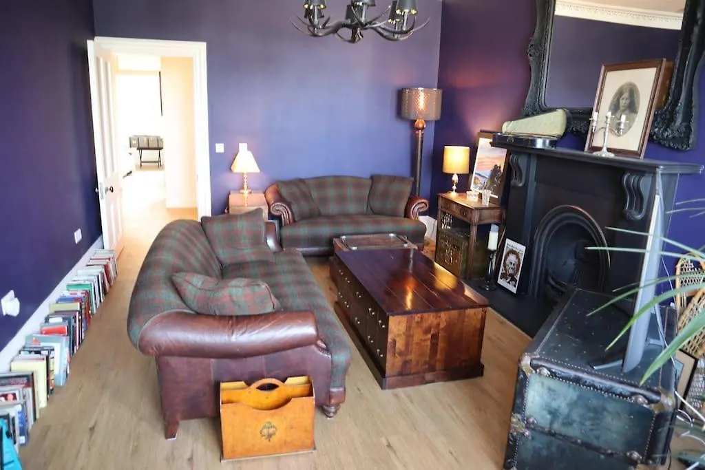 Stylish Victorian Apartment For Two In Edinburgh