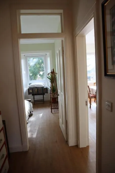 Stylish Victorian Apartment For Two In Edinburgh